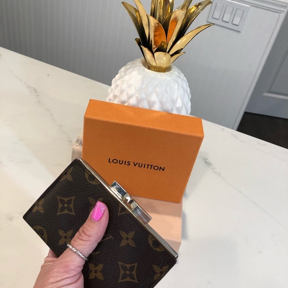 Louis Vuitton Handbags - Rare 👜 Louis Vuitton Bourse Femoir coin case